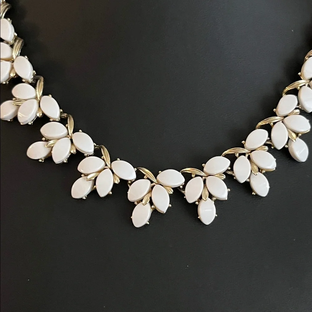 Vintage Kramer white thermoset draping leaves choker and clip ear climber set - Picture 4 of 13